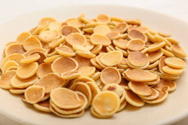 Lezzetli mini krep tabağı, yakın plan.