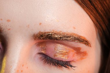 Sıra dışı makyajlı güzel bir kadın, yakın plan.