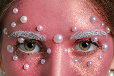 Sıra dışı makyajlı güzel bir kadın, yakın plan.