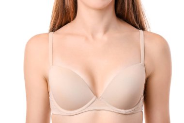 Beyaz arka planda sütyenli genç bayan, yakın plan.