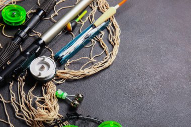 Koyu arkaplanda farklı balıkçılık ekipmanları