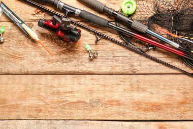 Ahşap arka planda farklı balıkçılık ekipmanları