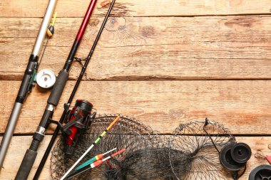Ahşap arka planda farklı balıkçılık ekipmanları