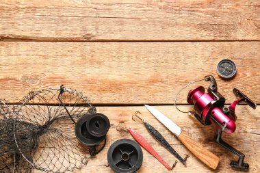 Ahşap arka planda farklı balıkçılık ekipmanları