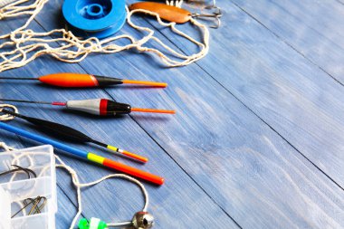 Renkli ahşap arka planda farklı balıkçılık ekipmanları