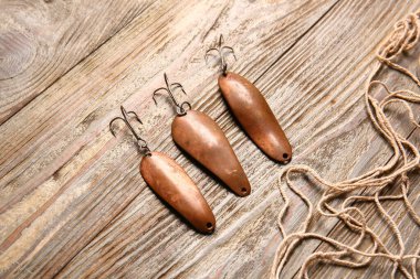 Balıkçı kaşıkları ve ahşap arka planda ağ