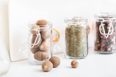 Mutfakta farklı baharatlarla dolu kavanozlar.