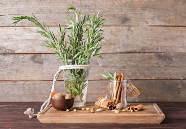 Ahşap arka planda farklı baharatlar içeren kompozisyon