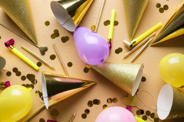 Renkli arka planda parti şapkaları olan kompozisyon