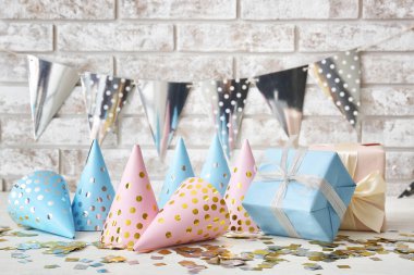 Hafif arkaplanda parti şapkaları olan kompozisyon