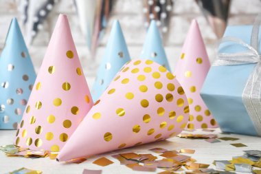 Hafif arkaplanda parti şapkaları olan kompozisyon