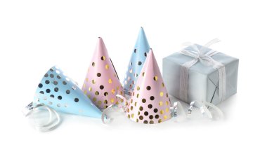 Beyaz arkaplanda parti şapkaları olan kompozisyon