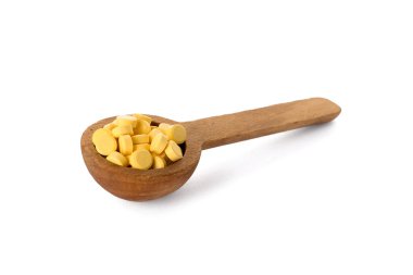 Beyaz arka planda folik asit haplı kaşık