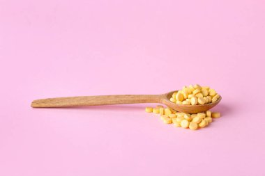 Renkli arka planda folik asit haplı kaşık