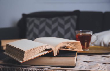 Odanın içinde ahşap sepet üzerine eski kitaplar, yakın plan.