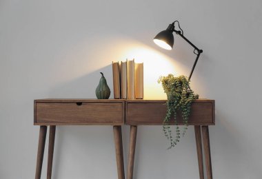 Işığın yanında eski kitaplar ve lamba olan masalar, yakın plan