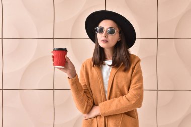 Renkli kahve fincanı olan güzel genç bir kadın.