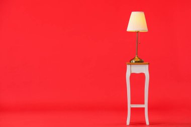 Renkli arka planda şık bir lambayla dur