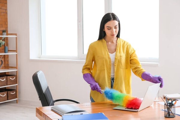 Молодая женщина уборка ноутбука дома