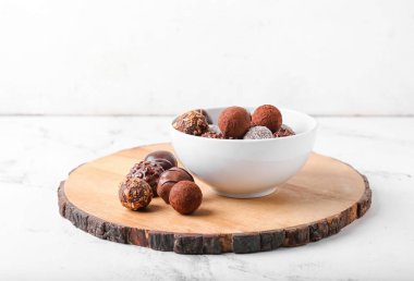 Hafif arka planda çikolata şekerli kase