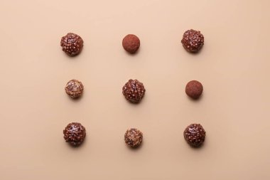 Renkli arkaplanda tatlı çikolata şekerleri