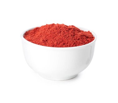 Beyaz arkaplanda kırmızı biber tozu olan kase