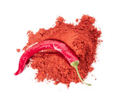Kırmızı biber ve toz beyaz arkaplanda