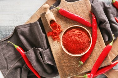 Kırmızı biberli kase ve kepçe