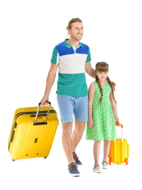 Babası ve beyaz arka planda bavulları olan küçük kızı.