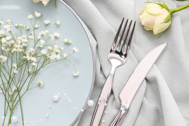 Çiçekli, üst manzaralı güzel masa.