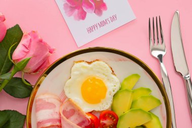 Renkli arka planda anne için lezzetli bir kahvaltı