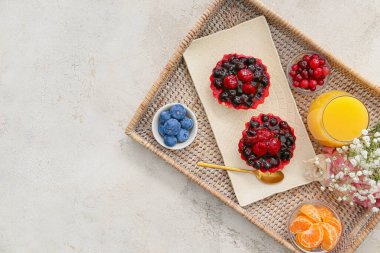 Hafif arka planda lezzetli bir kahvaltı.