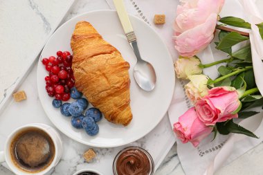 Beyaz arka planda lezzetli bir kahvaltı.