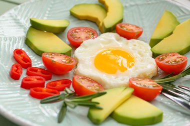 Lezzetli kahvaltı tabakta, yakın plan.