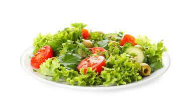 Beyaz arka planda sebzeli taze salata.