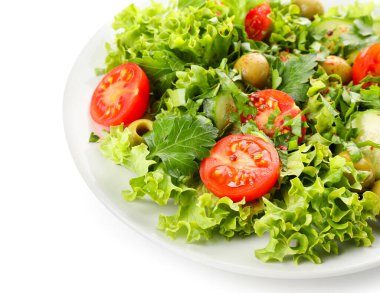 Beyaz arka planda sebzeli taze salata.