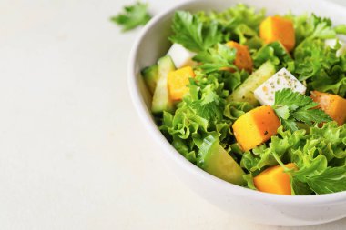 Hafif arka planda sebzeli taze salata.