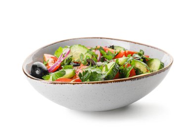 Beyaz arka planda sebzeli taze salata.