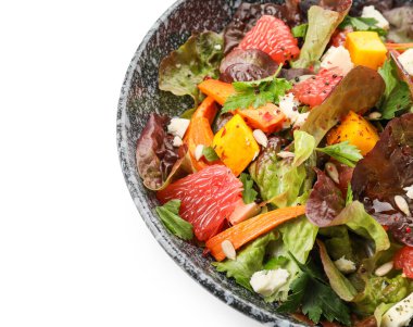 Beyaz arka planda sebzeli taze salata.