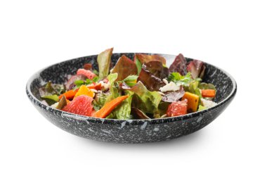 Beyaz arka planda sebzeli taze salata.