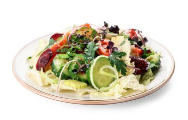 Beyaz arka planda sebzeli taze salata.