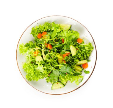 Beyaz arka planda sebzeli taze salata.