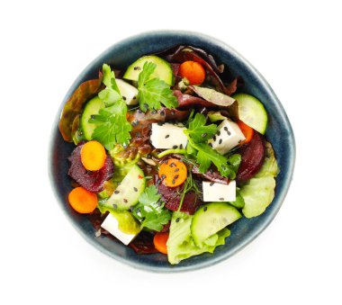 Beyaz arka planda sebzeli taze salata.