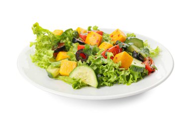 Beyaz arka planda sebzeli taze salata.