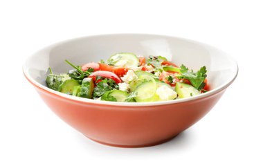 Beyaz arka planda sebzeli taze salata.