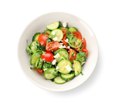 Beyaz arka planda sebzeli taze salata.