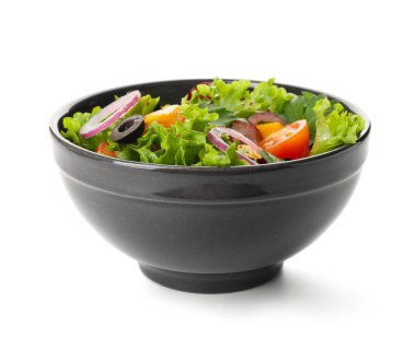 Beyaz arka planda sebzeli taze salata.