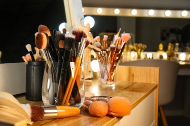 Makyaj fırçaları makyaj masasında.