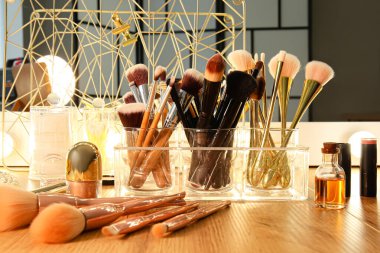 Makyaj fırçaları makyaj masasında.