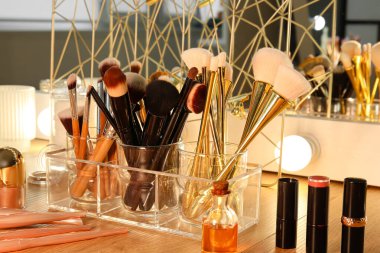 Makyaj fırçaları makyaj masasında.